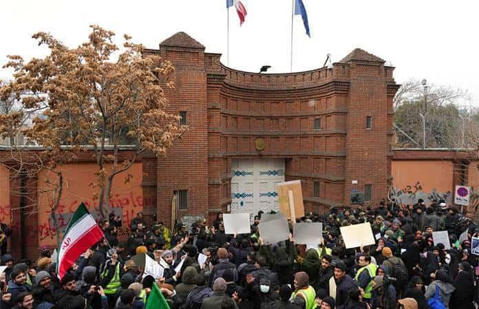 Iraníes protestaron ante la embajada francesa en Teherán / Foto: AP