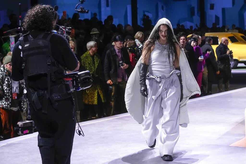 La actuacion de Rosalía en el desfile de Louis Vuitton en París - Foto 1