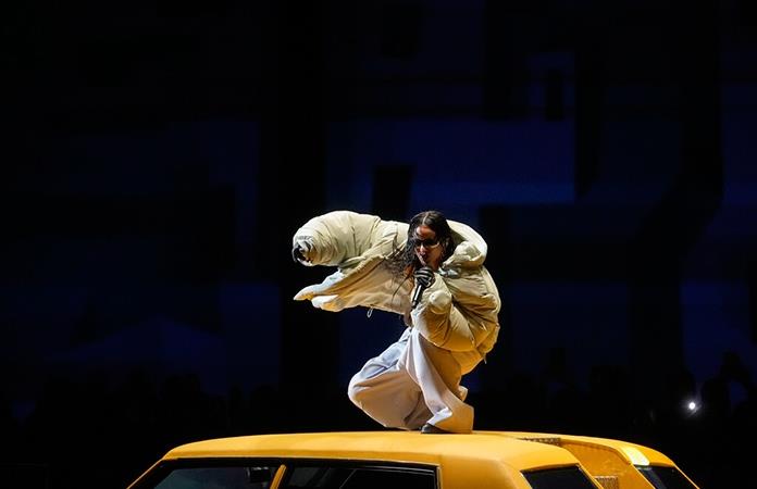 Rosalía se sube al escenario en el desfile de Louis Vuitton – Diario El  Luchador – Noticias de Ciudad Bolívar