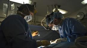 Estudio sobre Riesgos en Cirugías de Emergencia en Pacientes Mayores