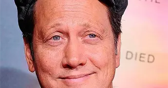 Rob Schneider critica show de Bad Bunny en medio tiempo del Super Bowl