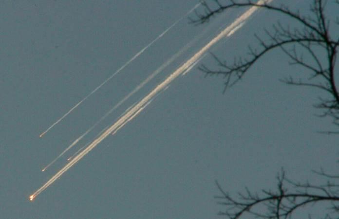 Los escombros del transbordador espacial Columbia cruzan el cielo de Texas / Foto: AP