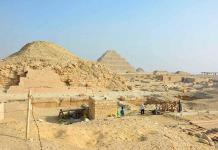 Una misión arqueológica descubre una tumba de forma de un templo en Saqara