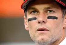 Tom Brady recibe elogios en la alfombra roja previa a su inclusi&oacute;n en el Sal&oacute;n de la Fama