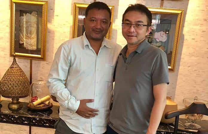 Charin Norodom, quien durante años aparentó ser un príncipe camboyano, junto al príncipe Chiravouth Norodom / Foto: EFE