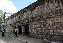 Hallan disco con jeroglíficos mayas en Chichén Itzá