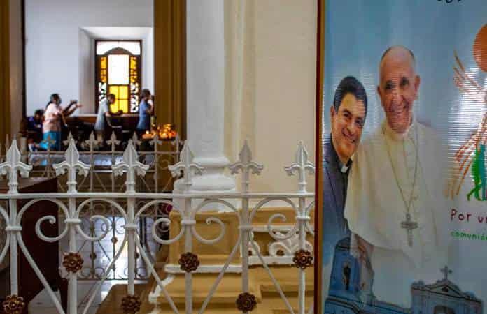 Un cartel con la imagen del obispo Rolando Álvarez y el papa Francisco / Foto: AP