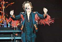 Lanzan objeto al escenario y golpean a Harry Styles en la cara
