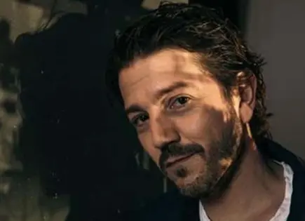 Diego Luna defiende ver películas en los cines
