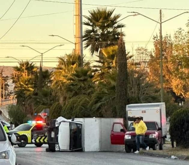 Conductor De Camioneta Choca Y Vuelca En Avenida M Xico