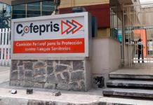 Pacientes siquiátricos clausuran simbólicamente la Cofepris