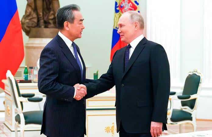 El jefe de la diplomacia china, Wang Yi, y el presidente de Rusia, Vladimir Putin / Foto: AP