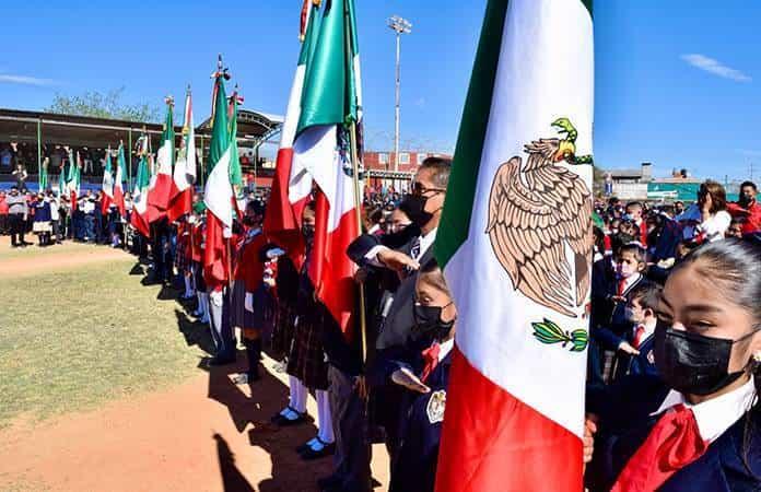 Estudiantes realizan su Juramento a la Bandera