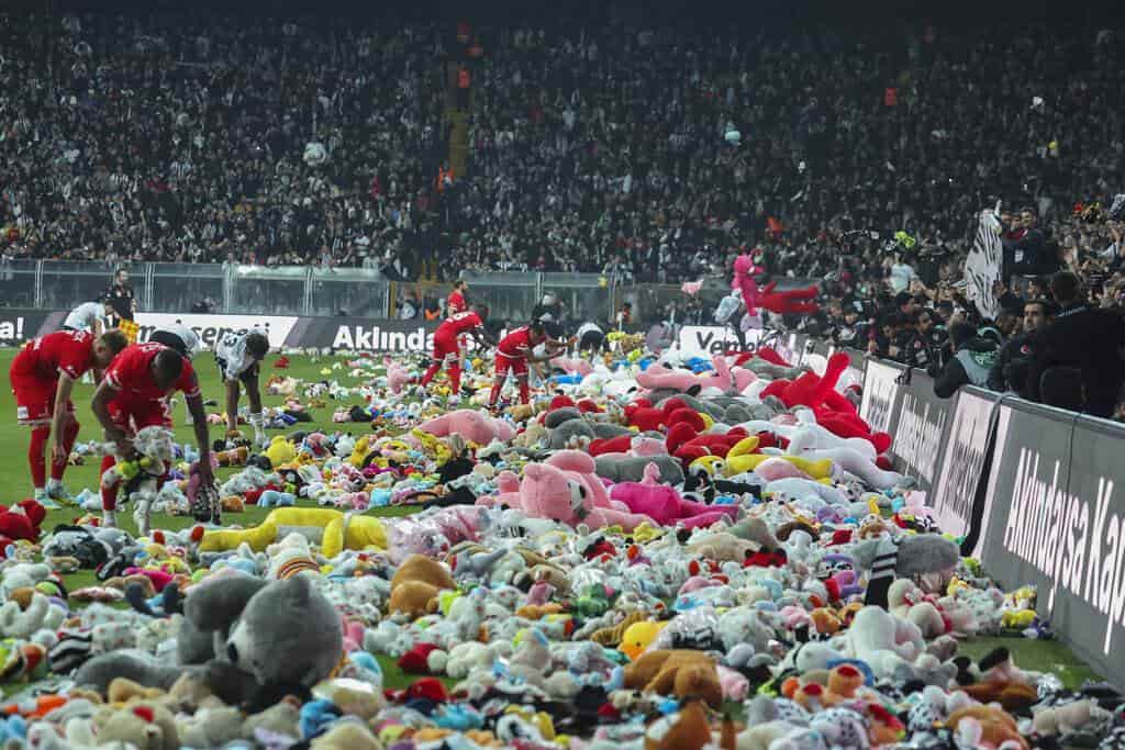 Lluvia de muñecos en partido del Besiktas para niños afectados por  terremotos | Pulso Diario de San Luis