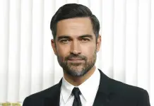Alfonso Herrera comparte emotivo mensaje tras fallecimiento de su padre