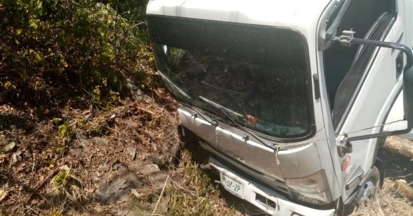 Camión se sale del camino y choca contra un cerro en la carretera libre ...