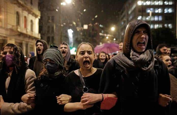 Miles de personas se congregaron en Atenas para expresar su indignación por el accidente / Foto: EFE