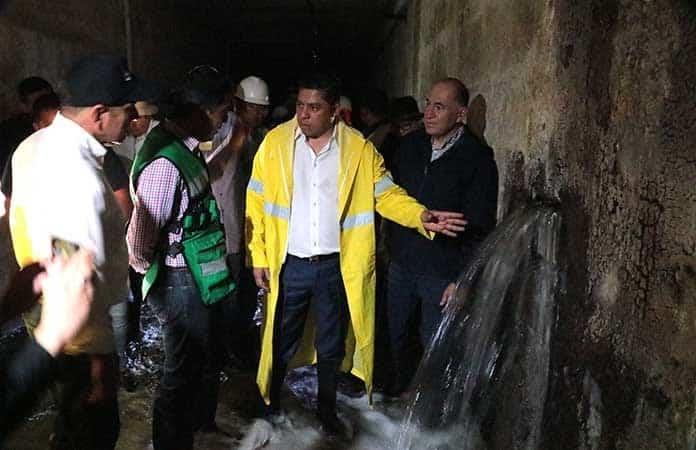 Gobernador y alcalde capitalino en recorrido por el túnel de la cortina de la presa El Realitto, donde se fuga el agua a chorros (R. Solache).