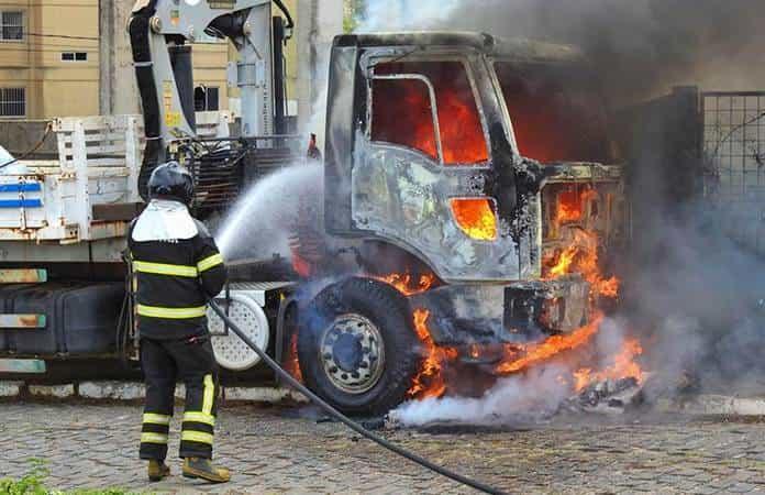 Al menos 20 ciudades brasileñas han reportado tiroteos e incendios contra vehículos, comercios y sedes de gobierno / Foto: AP