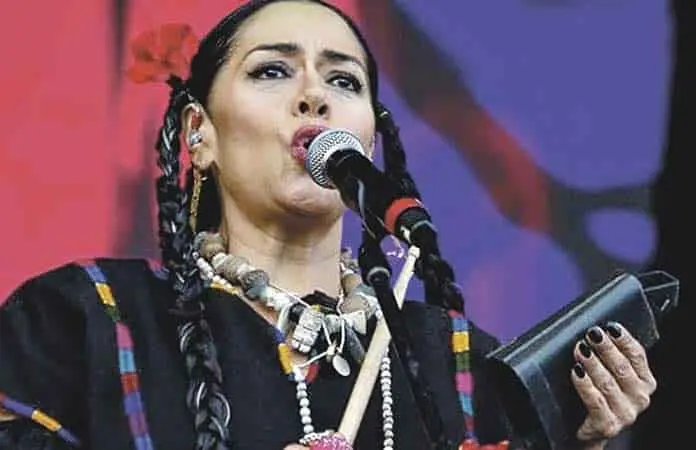 Lila Downs respalda al reguetón y prepara colaboración