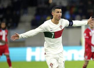 Cristiano Ronaldo es lesionado por un aficionado