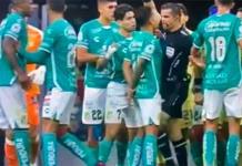 Arbitro que dio rodillazo a jugador reaparecerá en la Liga MX