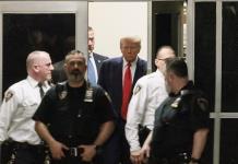 Trump responde a su imputación con victimismo, agresividad y electoralismo