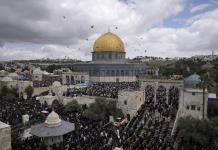 Policía israelí y palestinos se enfrentan en sitio sagrado