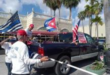 Una veintena de exiliados cubanos se manifiestan en apoyo a Trump en Miami