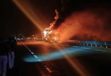 Se quema por completo un autobús en el Libramiento Valles-Tamuín 
