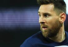 El Camp Nou corea el nombre de Leo Messi en el minuto 10