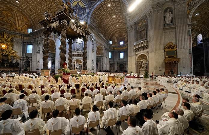Francisco preside la misa de Jueves Santo en el Vaticano