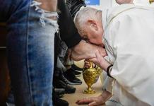 El papa Francisco lava los pies de 12 jóvenes presos