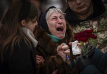 En Ucrania, los parientes de las víctimas cargan el dolor