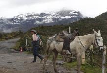 Vecinos del volcán colombiano Nevado del Ruiz viven entre el escepticismo y la necesidad