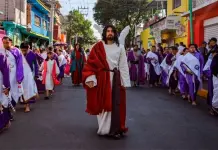 Jesús lanza patada a joven durante viacrucis