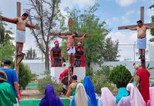 Vecinos de la colonia San Felipe reanudan escenificación del viacrucis de Jesús