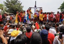 Aldea filipina recrea las crucifixiones tras tres años de pausa por la covid