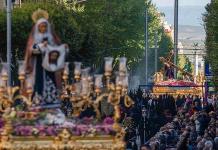 Devoción multitudinaria en las procesiones españolas del Viernes Santo