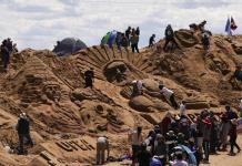 Esculturas de arena reviven la Pasión de Cristo en Bolivia
