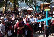 Indígenas tzotziles de Chiapas realizan procesión de Viernes Santo