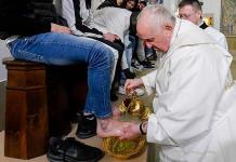 El papa lava los pies de presos