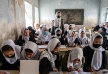 Religiosos afganos critican prohibición a educación femenina