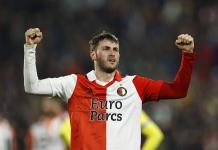 Afición del Feyenoord le muestra su amor a Santiago Giménez