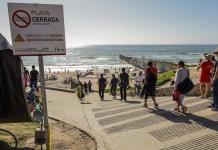 Bañistas acuden a playas contaminadas en Tijuana pese a advertencias de ONG