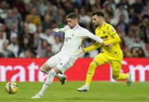 Madridista Valverde golpea a Baena, del Villarreal