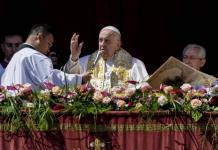 El papa pide por refugiados, ucranianos y rusos en Pascua
