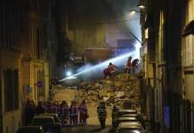 Bomberos tratan de apagar fuego tras derrumbe en Marsella