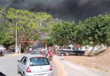 Fuerte incendio en recicladora de Veracruz genera intensa fumarola