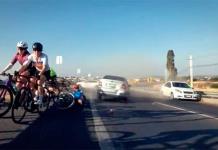 Captan video del momento en que auto embiste a pelotón de ciclistas